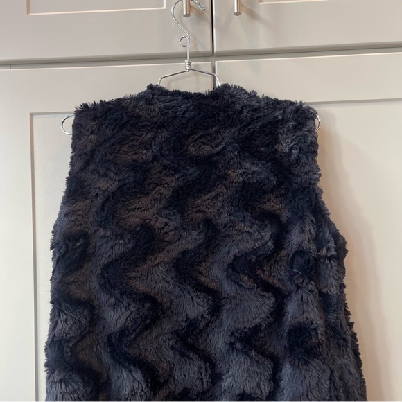 Tart Collections XS Navy Faux Fur Ramona Vest NWT Asymetrical Designer Soft - Picture 5 of 8